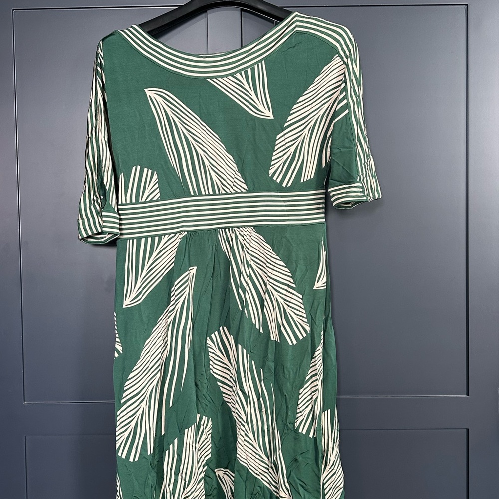 BCBGMaxAzria Green and Cream Leaf Print Midi Dress
